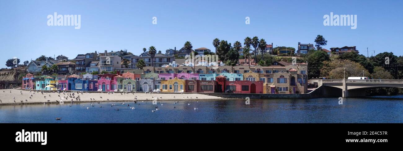 Bâtiments colorés et plage à Capitola, comté de Santa Cruz, Californie, Etats-Unis Banque D'Images Bâtiments colorés et plage à Capitola, comté de Santa Cruz, Californie, Etats-Unis Banque D'Images