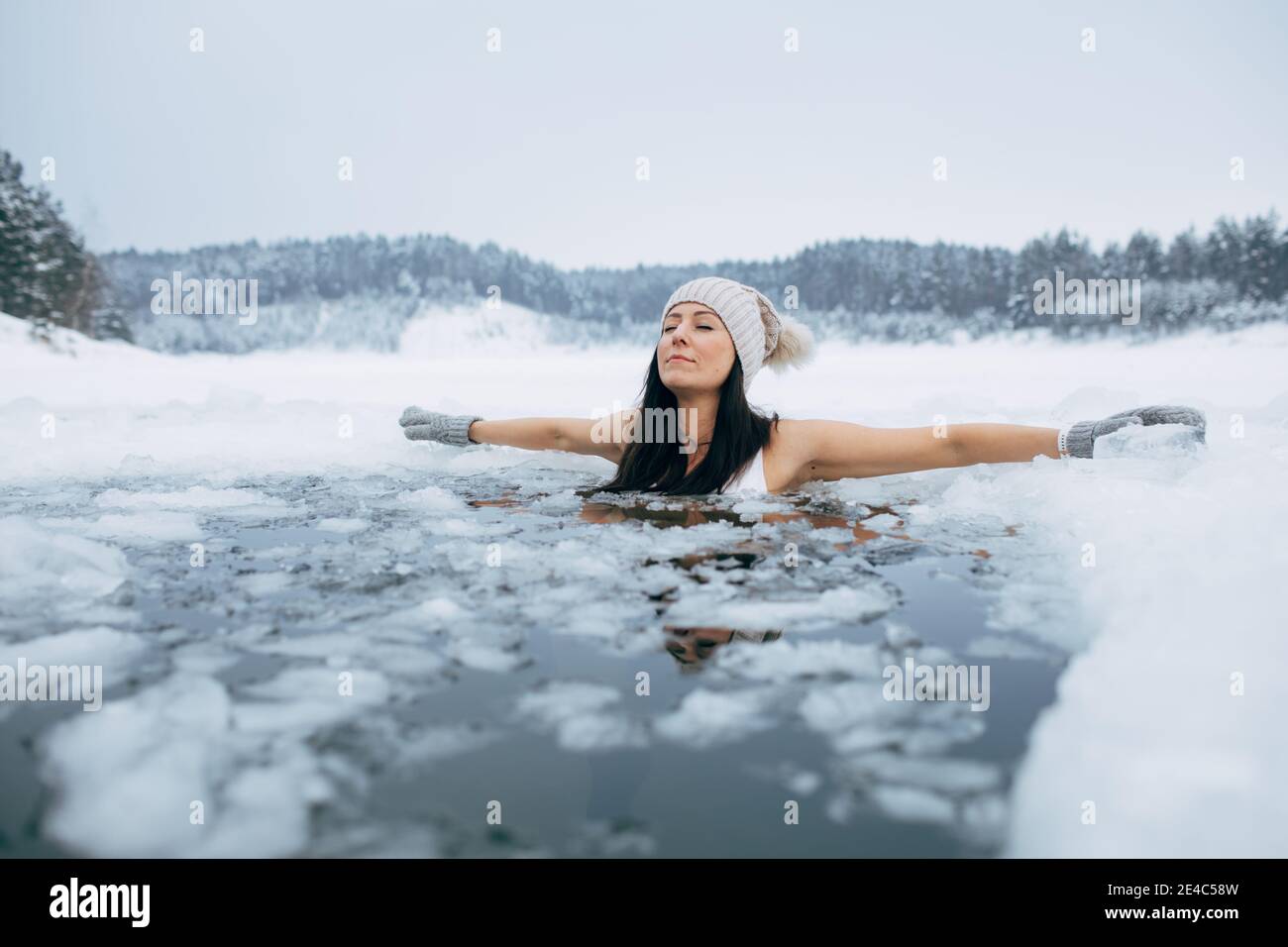 Nager Dans L Eau Froide Pour Maigrir Natation en hiver. Femme dans un trou de glace de lac gelé. Bien-être