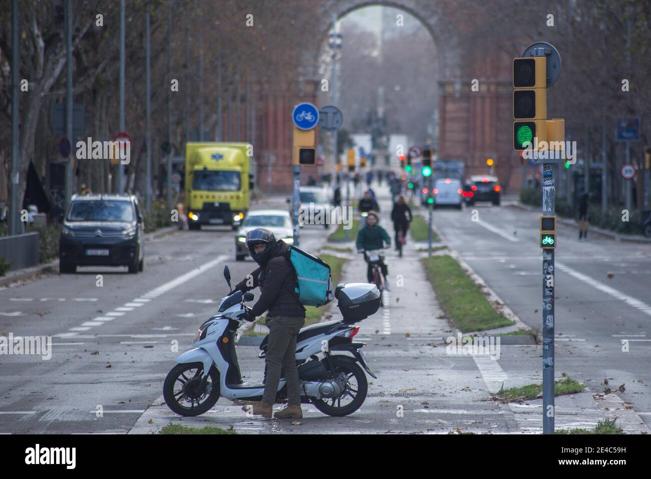 Barcelone, Catalogne, Espagne. 22 janvier 2021. Le liveur de l'application Deliveroo est vu sur une moto.le ministère du travail de l'Espagne développe un cadre législatif qui englobe l'activité des livrants à domicile, connus sous le nom de riders, qui opèrent pour des plateformes numériques telles que Glovo, Deliveroo, Just Eat ou Uber Eats. La nouvelle loi Rider obligerait les entreprises à embaucher leurs travailleurs et donc à mettre fin à la figure des faux travailleurs indépendants. Credit: Thiago Prudencio/DAX/ZUMA Wire/Alay Live News Banque D'Images