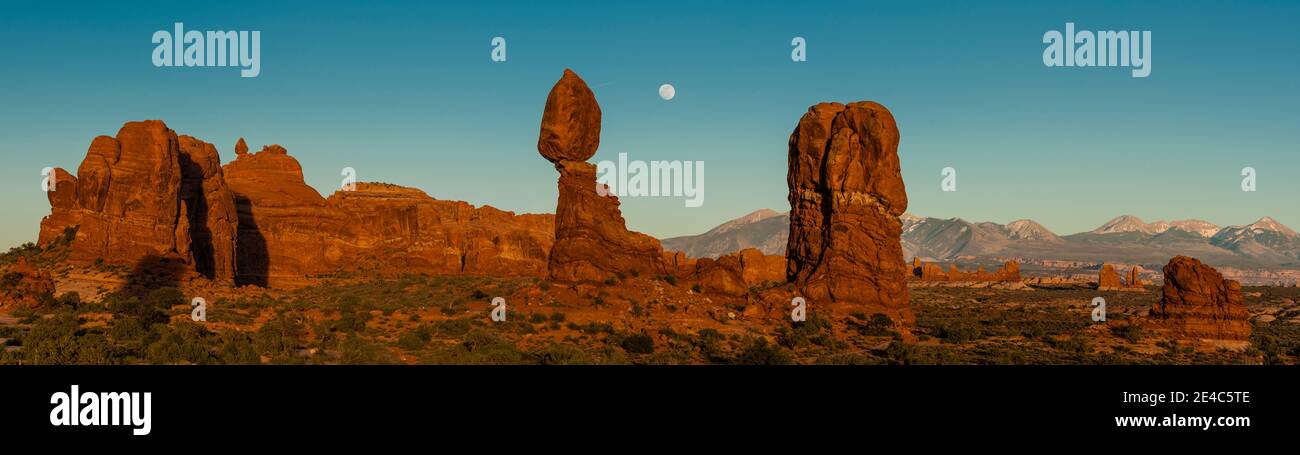 Rochers équilibrés sur le paysage, parc national d'Arches, Utah, États-Unis Banque D'Images