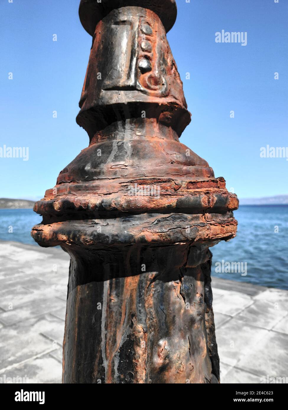 Lampe de rue endommagée par l'air salé dans le port de Gythion, Laconia, Péloponnèse, Grèce Banque D'Images