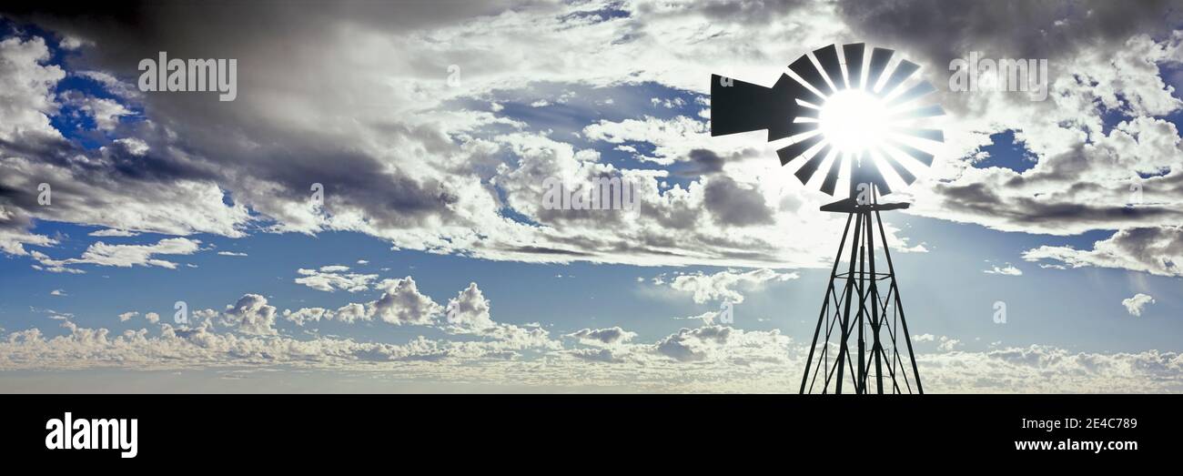 Silhouette d'un moulin à vent industriel, réserve nationale de Mojave, comté de San Bernardino, Californie, États-Unis Banque D'Images