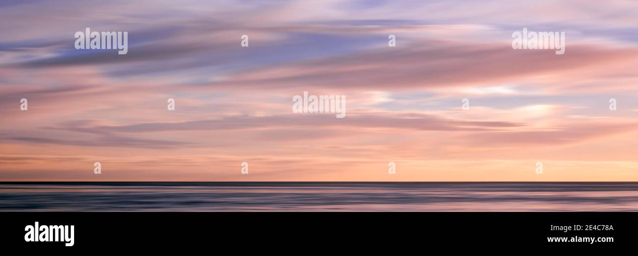 Exposition prolongée de nuages au-dessus de l'océan Pacifique au coucher du soleil, la Jolla, San Diego, San Diego County, Californie, États-Unis Banque D'Images