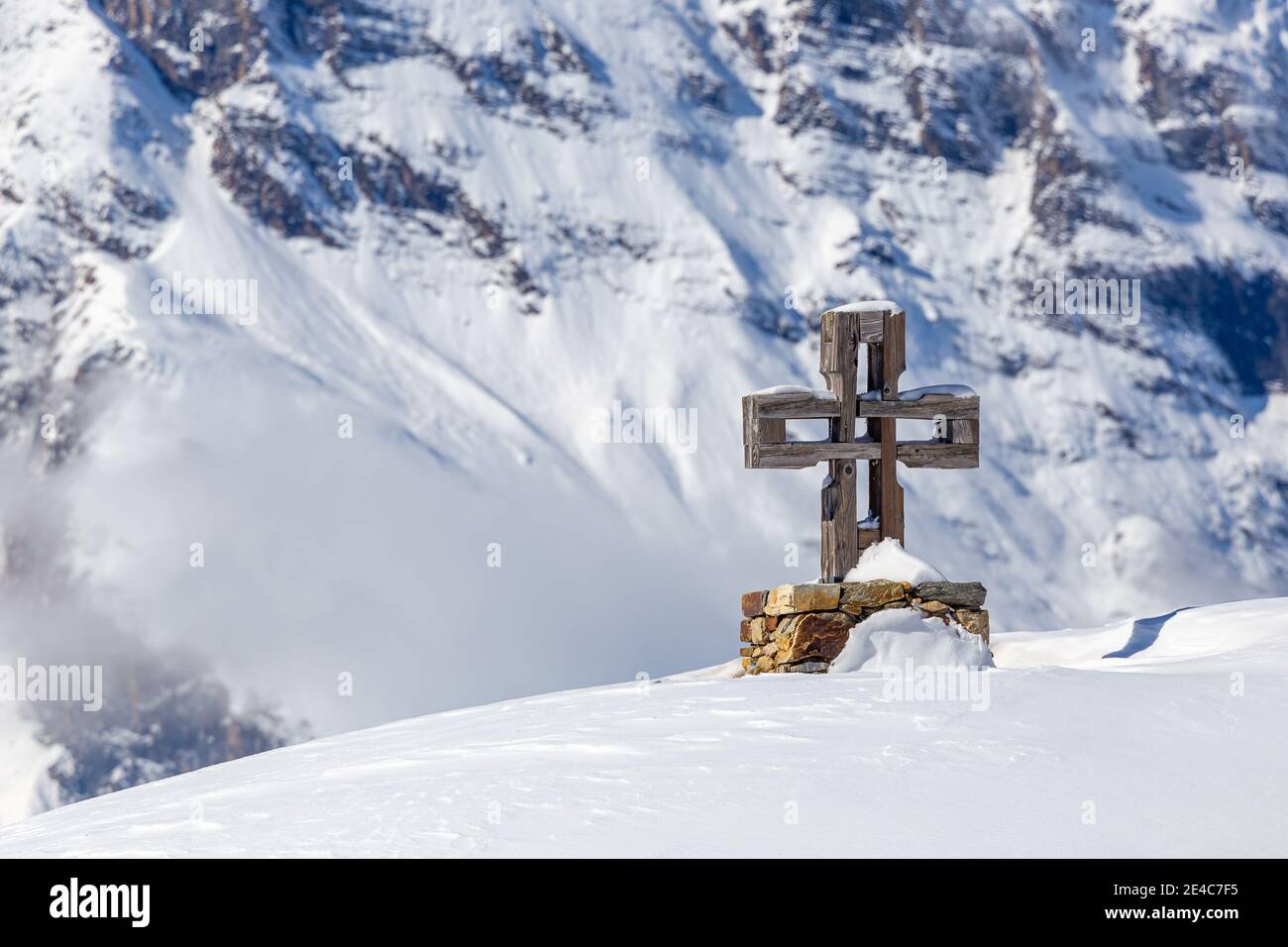 Le Grossglockner-Hochalpenstrassein Autriche un jour ensoleillé après une grande chute de neige Banque D'Images