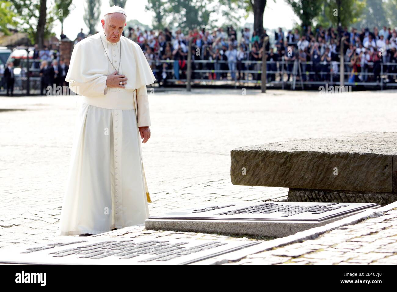 OSWIECIM, POLOGNE - 29 JUILLET 2016 : visite du Saint-Père, le Pape François, sur le site de l'ancien camp de concentration nazi Auschwitz-Birkenau. Banque D'Images