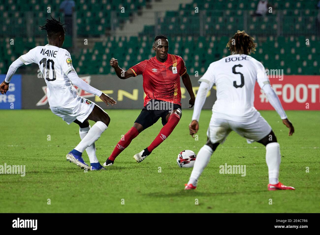 Douala, Cameroun. 22 janvier 2021. Aziz Kayondo (3, Ouganda) Ouganda v Togo, Groupe C, Tournoi du Championnat des nations africaines de la CAF (CHAN) 2021. Stade de la Réunification, Bepanda. L'Ouganda et le Togo se sont réunis dans la deuxième série de jeux du Groupe C. Credit: XtraTimeSports (Darren McKinstry) / Alamy. Banque D'Images