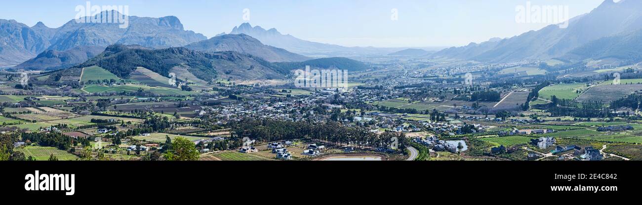 Vue en hauteur d'une vallée avec chaîne de montagnes en arrière-plan, vallée de Franschhoek, Boland, pays viticole, Afrique du Sud Banque D'Images