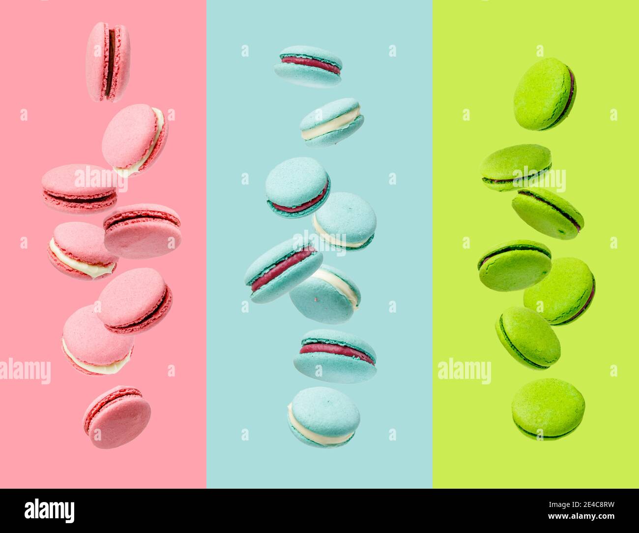 Des macarons colorés levèrent sur fond rose, bleu et vert Banque D'Images