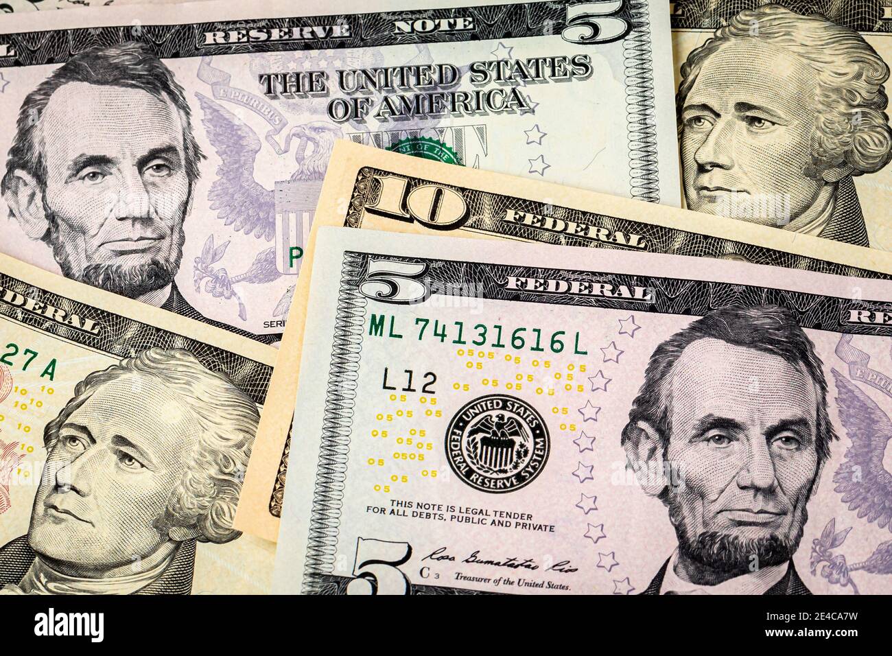 Gros plan sur des billets de dix et cinq dollars. Concept d'augmentation de salaire minimum fédéral de 15 dollars. Banque D'Images