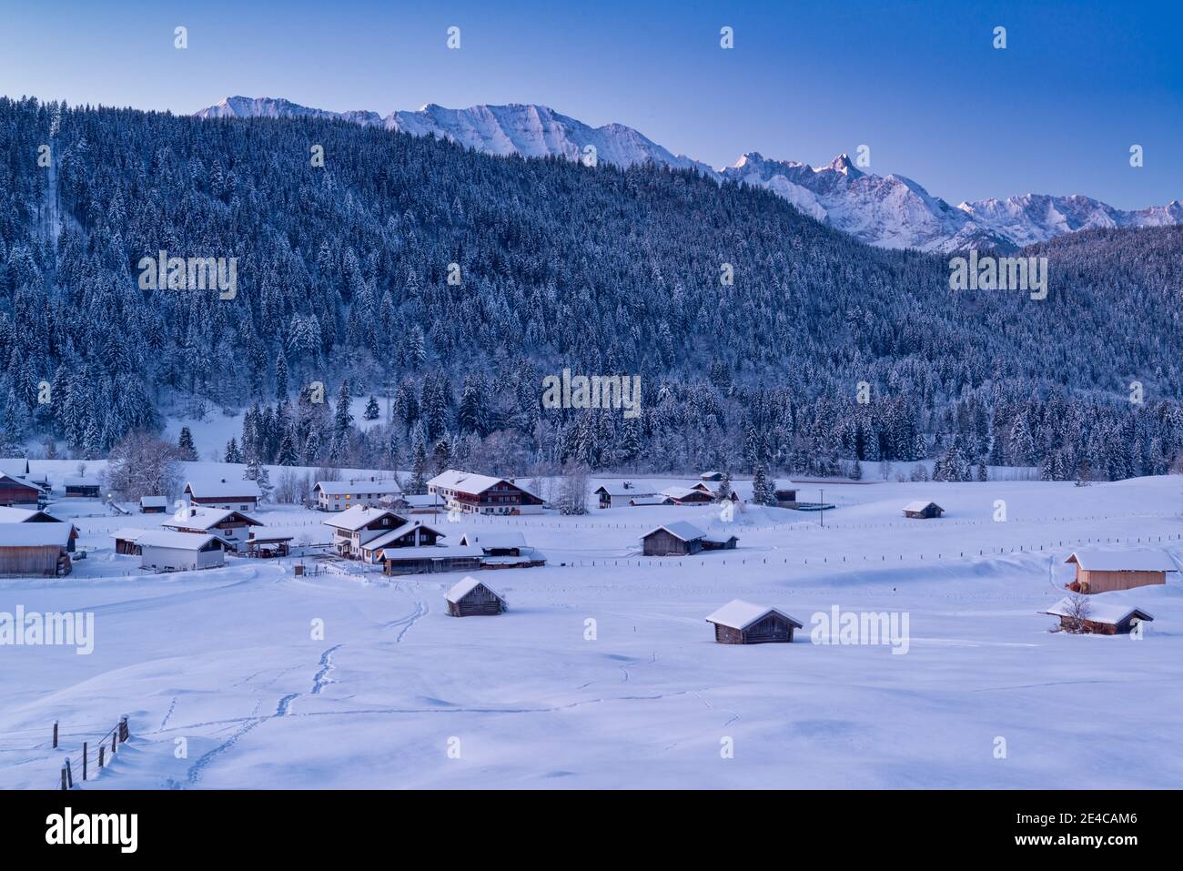 Fermes enneigées contre le groupe Zugspitze, hameau Gerold près de Klais, haute-Bavière, Bavière, Allemagne Banque D'Images