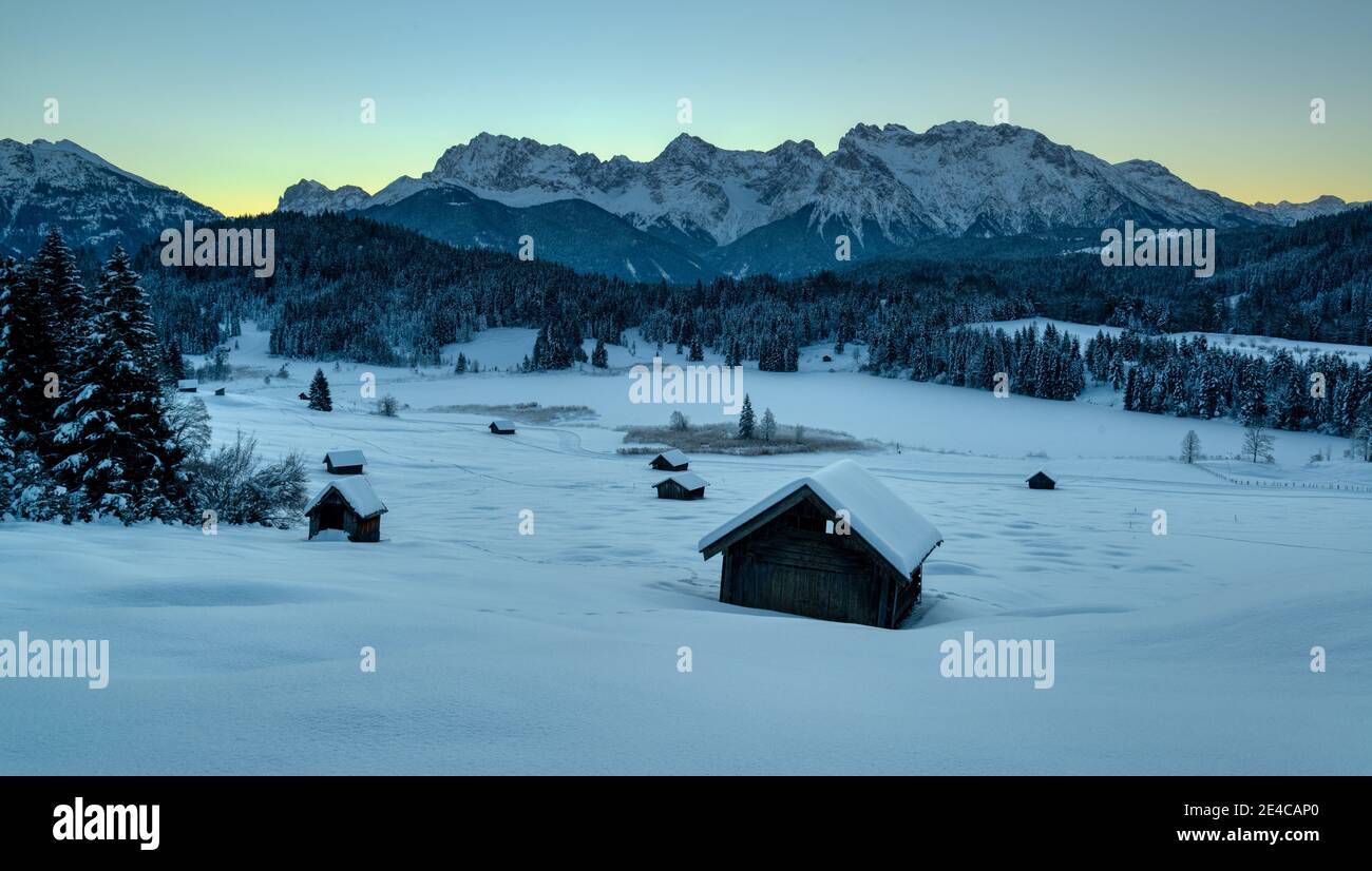 Geroldsee près de Klais en hiver contre les montagnes Karwendel dans la matinée, Bavière, Allemagne Banque D'Images