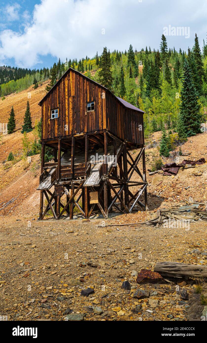 Vue verticale d'un bâtiment pittoresque d'œuvres publiques abandonnées le long Route 550 dans le Colorado Banque D'Images