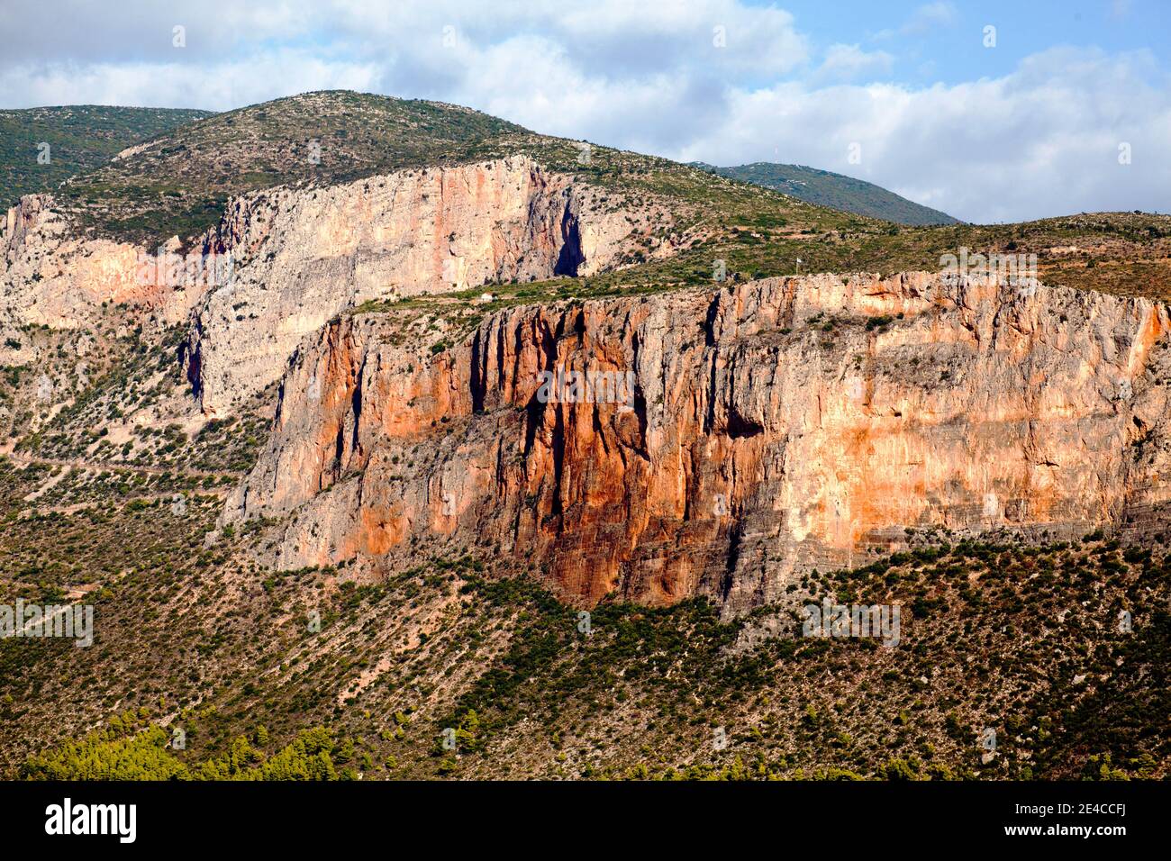 Bis zu 250 mètre hoch ragen die beliebten Kletterfelsen über dem Talkessel von Leonidion, Arkadien, Péloponnes, Griechenland Banque D'Images