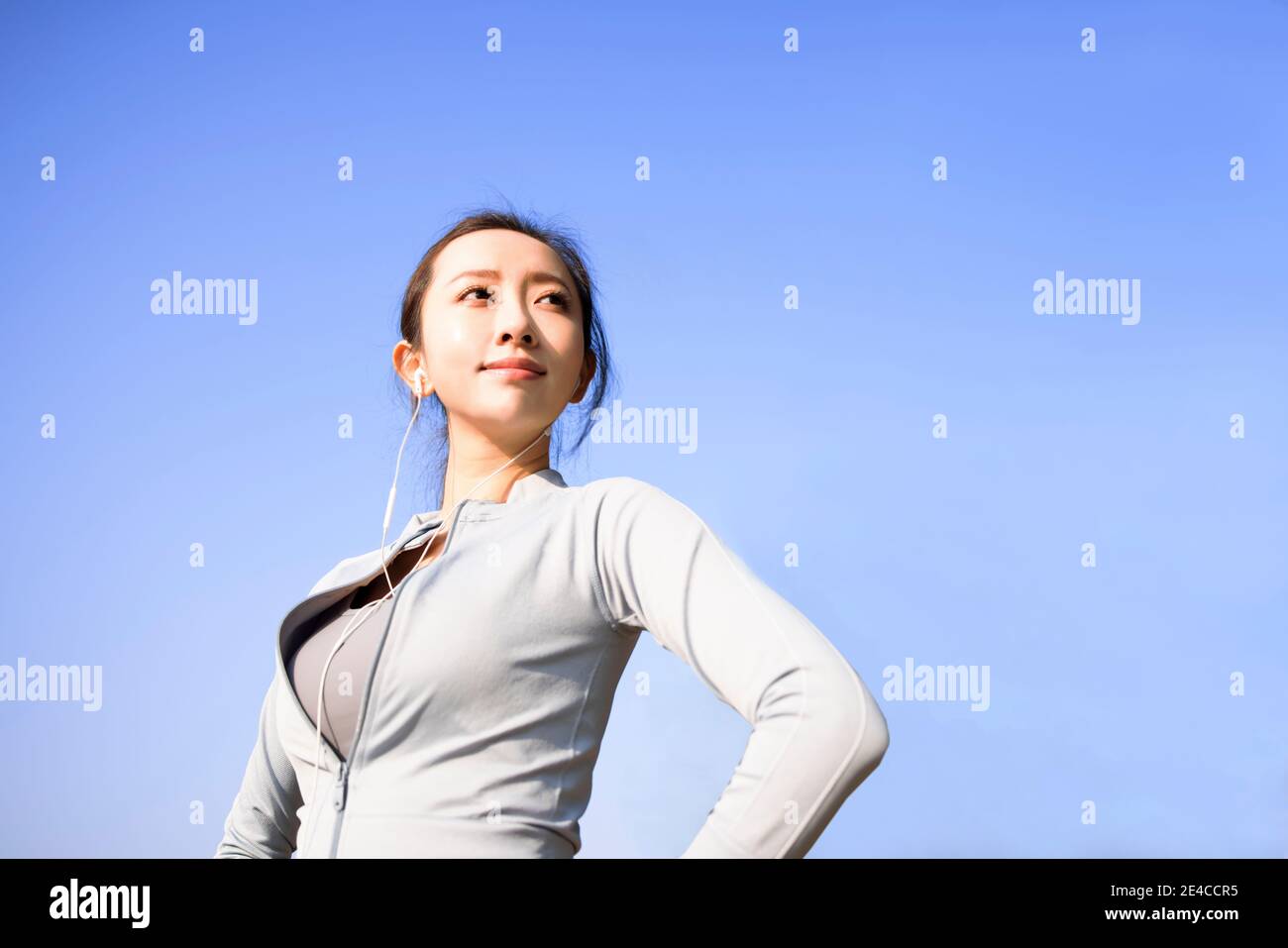 gros plan belle jeune femme visage avant de courir dans le parc le matin Banque D'Images