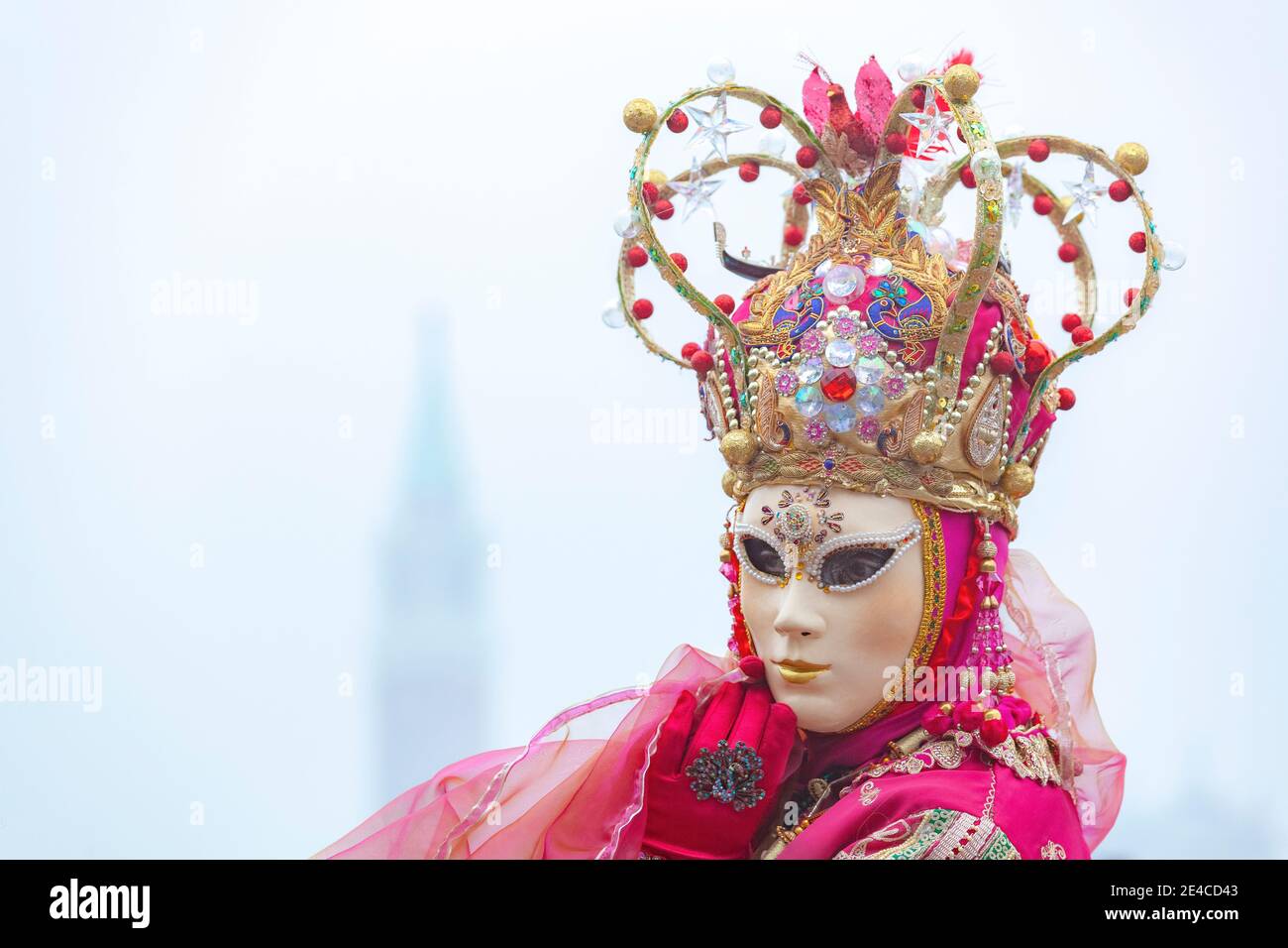 Italie, Vénétie, Venise, femme en costume rose au carnaval de venise, matin brumeux dans la lagune vénitienne Banque D'Images