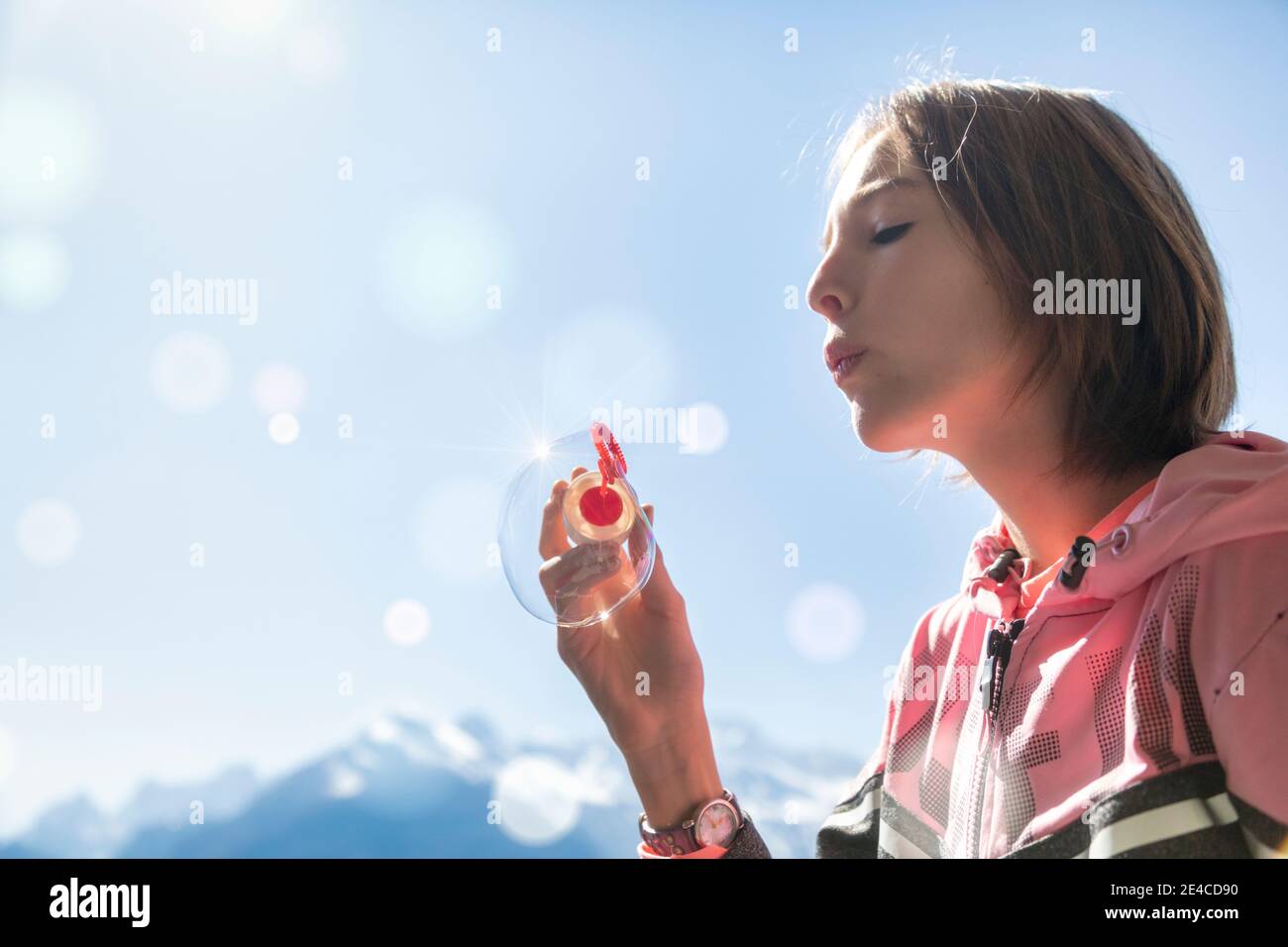 une fille de 10 ans joue avec des bulles de savon Banque D'Images