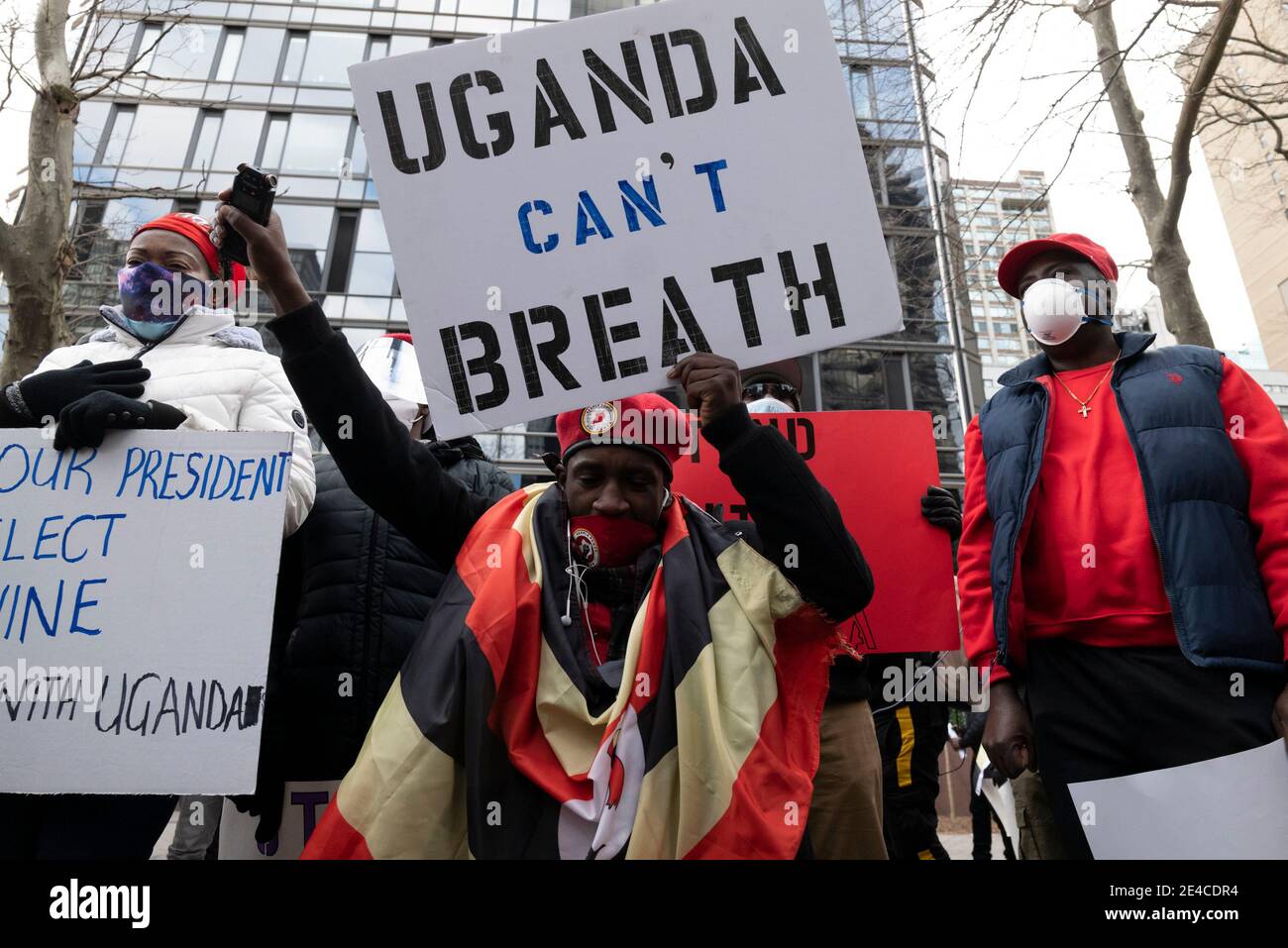 New York, New York, États-Unis. 22 janvier 2021. Les ressortissants ougandais proteste contre l'arrestation à domicile du chef de l'opposition politique et de l'ancien candidat présidentiel ougandais Bobi Wine lors d'une manifestation aux Nations Unies à New York. Wine et sa femme Barbara restent en résidence surveillée 'et dit que les juges de la haute Cour leur visiteront lundi.''Wine Said. Crédit : Brian Branch Price/ZUMA Wire/Alay Live News Banque D'Images