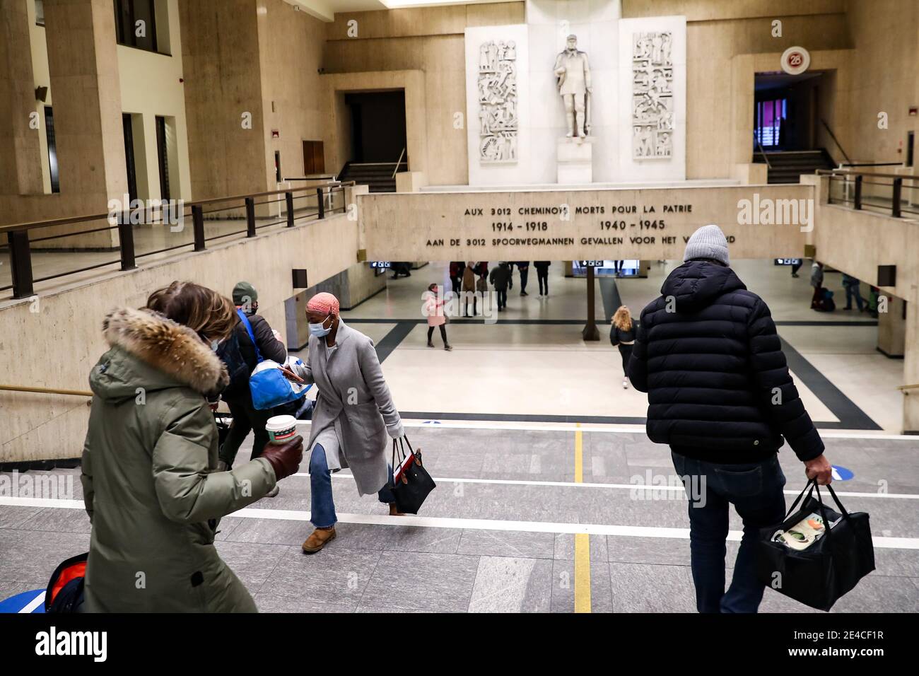 Bruxelles, Belgique. 22 janvier 2021. Les passagers sont vus à la gare centrale de Bruxelles, à Bruxelles, Belgique, le 22 janvier 2021. La Belgique commencera à interdire les voyages non essentiels en provenance ou à destination du pays à partir du 27 janvier, a annoncé vendredi le Premier ministre Alexander de Croo. L'interdiction sera valable jusqu'au 1er mars. Credit: Zhang Cheng/Xinhua/Alay Live News Banque D'Images