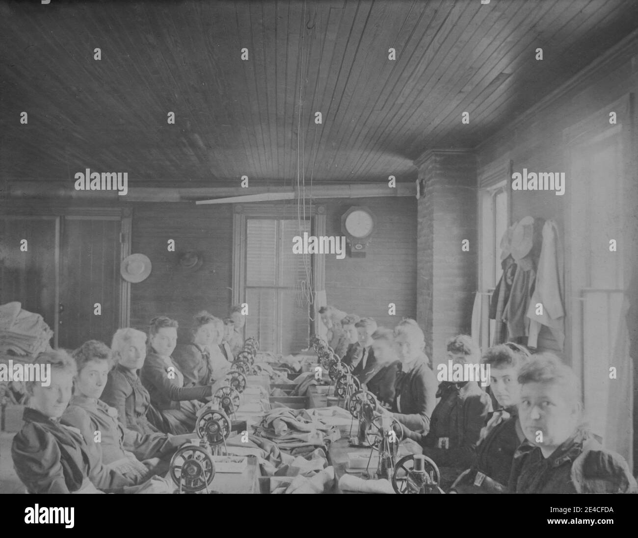 American archive portrait monochrome des femmes dans le département de couture d'une usine à des tables. Prise à la fin du XIXe siècle à Port Byron, NY, États-Unis Banque D'Images