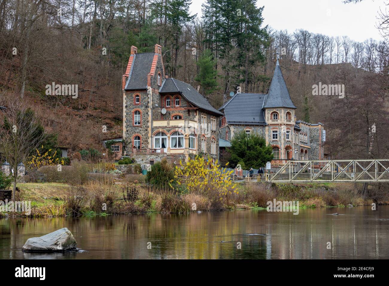 Allemagne, Saxe-Anhalt, Treseburg, villas mystiques dans le Bodetal, construit autour de 1890 de pierres historiques de Treseburg, style architectural français, aujourd'hui utilisé comme un hôtel et maison d'hôtes Banque D'Images