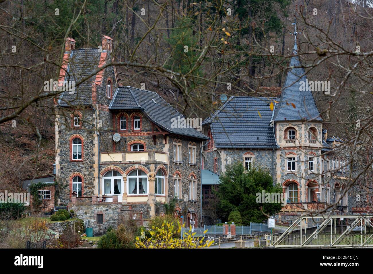 Allemagne, Saxe-Anhalt, Treseburg, villas mystiques dans le Bodetal, construit autour de 1890 de pierres historiques de Treseburg, style architectural français, aujourd'hui utilisé comme un hôtel et maison d'hôtes Banque D'Images