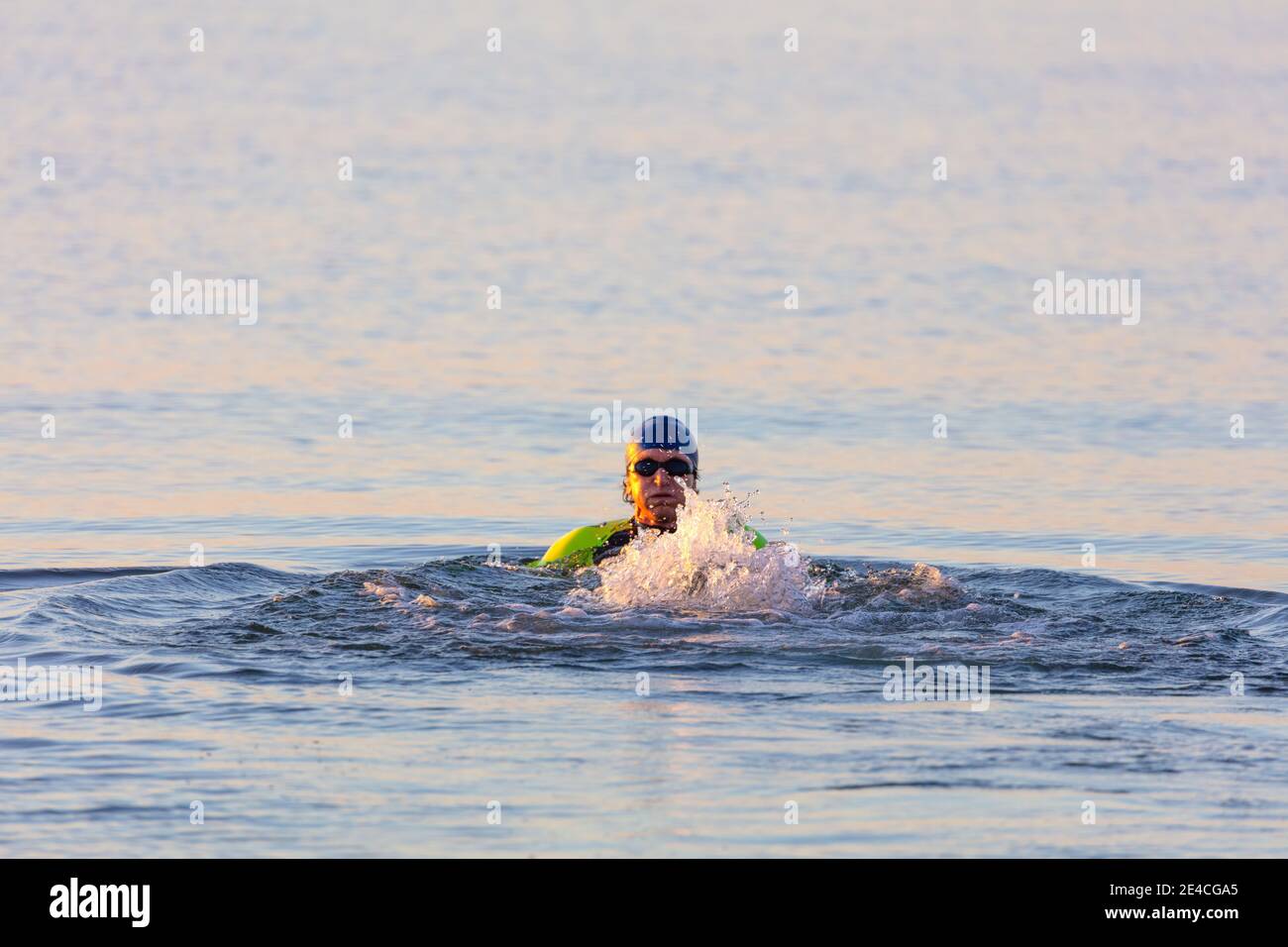 Homme 50 plus FIT, avec une combinaison dans la mer. Formation de triathlon demain en mer Baltique. Natation, pratique de l'rampement. Banque D'Images