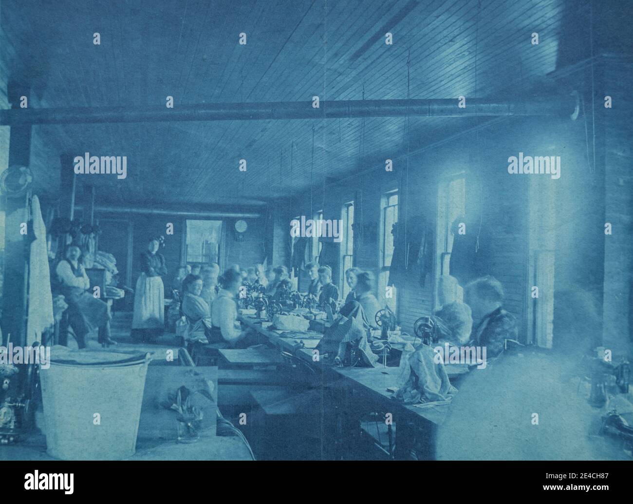 Archive américaine photographie cyanotype des employés ou des travailleurs du département de couture d'une usine travaillant à des tables. Prise à la fin du XIXe siècle à Port Byron, NY, États-Unis Banque D'Images