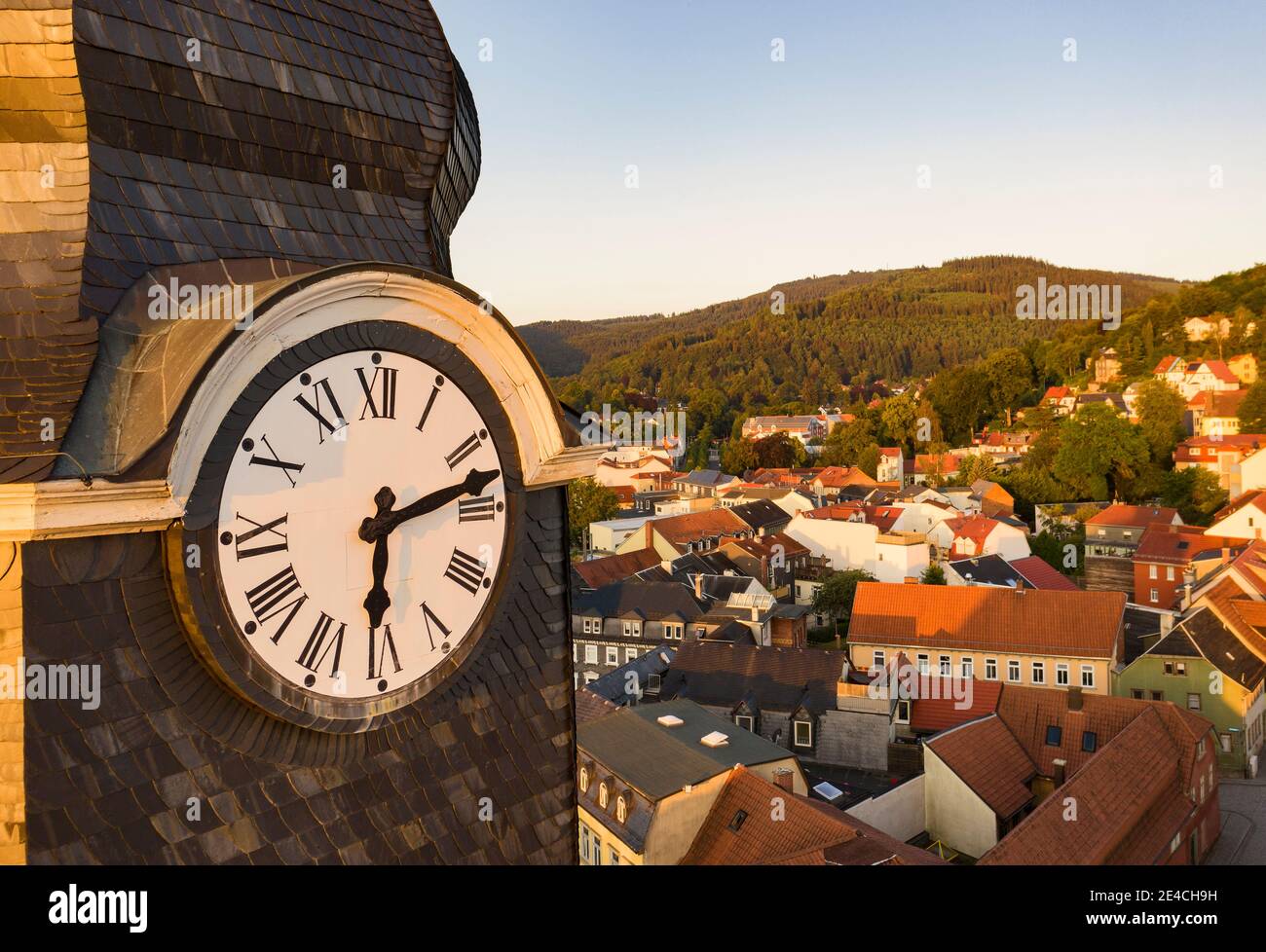 Allemagne, Thuringe, Ilmenau, ville, horloge de l'église, montagnes, vue d'ensemble, vue aérienne Banque D'Images