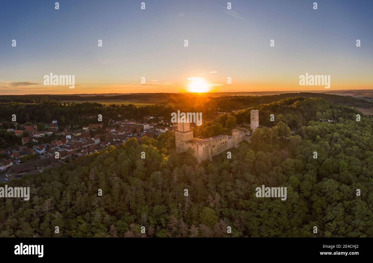 Allemagne, Saxe-Anhalt, Burgenlandkreis, Eckartsberga, ruines de château, montagne, forêt, ville, lever du soleil, rétroéclairage, photo aérienne Banque D'Images