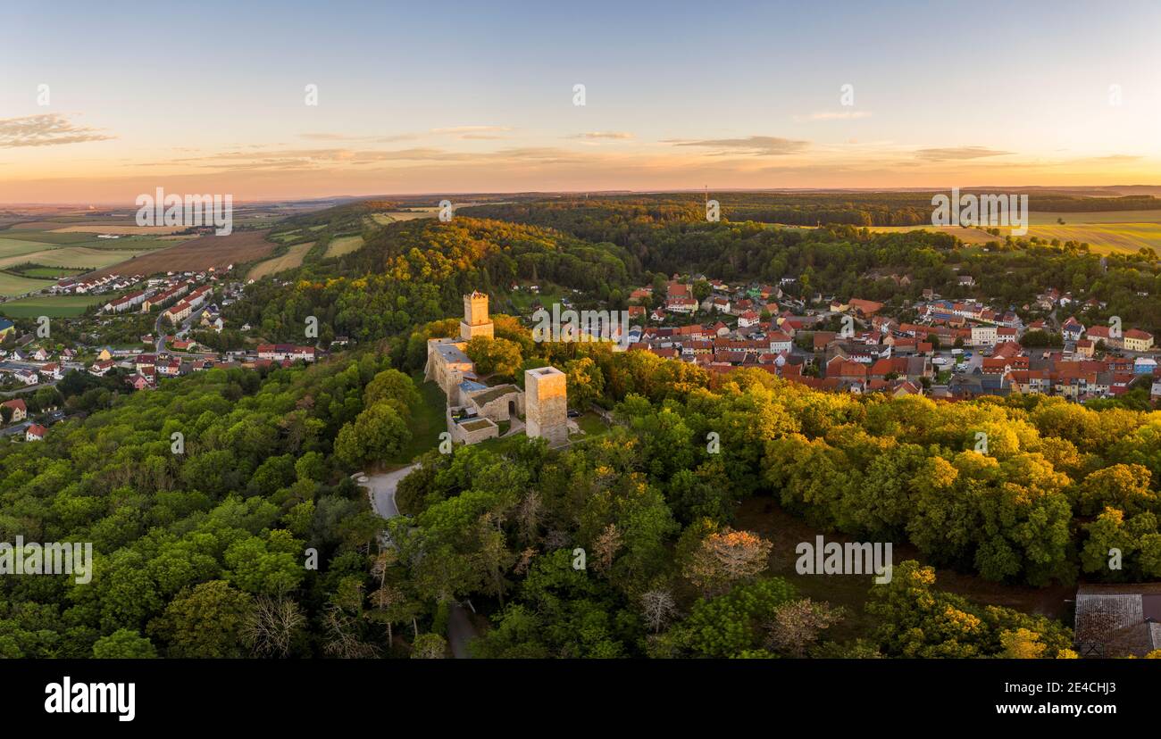 Allemagne, Saxe-Anhalt, Burgenlandkreis, Eckartsberga, ruines de château, montagne, forêt, ville, lumière du matin, photo aérienne Banque D'Images