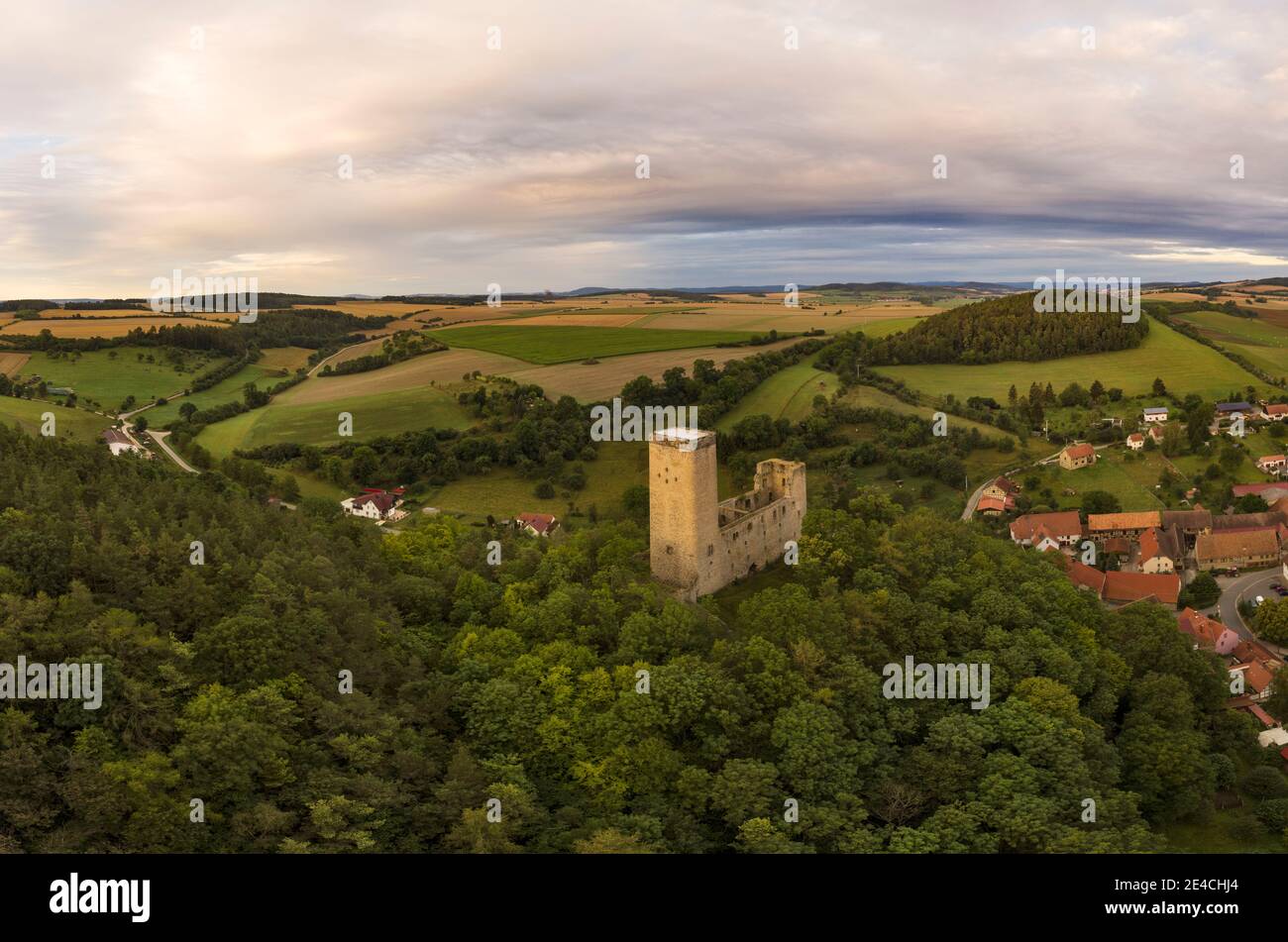 Allemagne, Thuringe, Stadtilm, Ehrenstein, ruines du château, période de construction du XIIe au XIVe siècle, village, montagnes, vue aérienne Banque D'Images