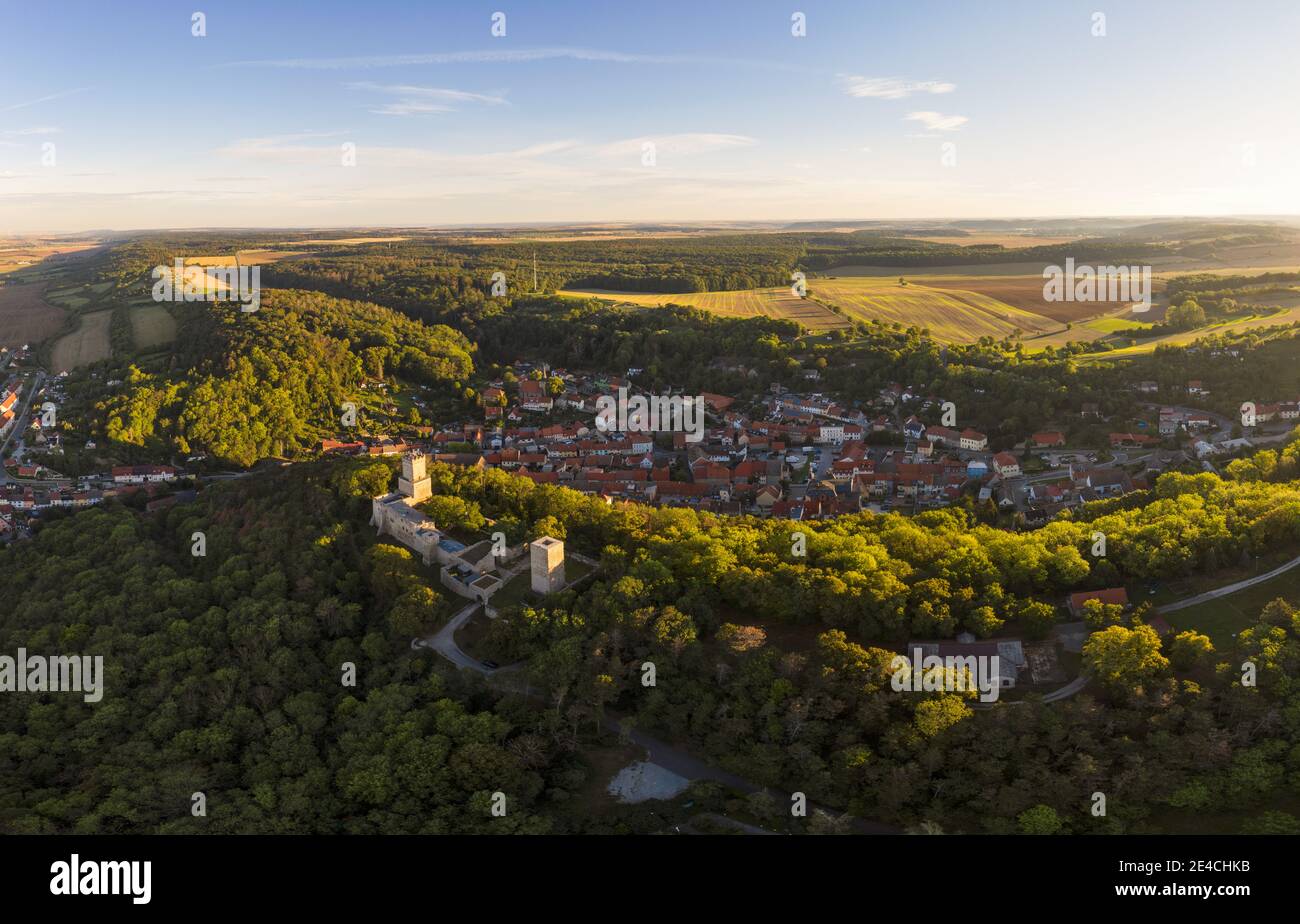 Allemagne, Saxe-Anhalt, Burgenlandkreis, Eckartsberga, ruines de château, montagne, forêt, ville, lumière du matin, photo aérienne Banque D'Images