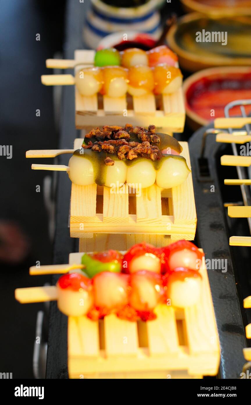 Boulettes de gâteau au riz broché avec garnitures Banque D'Images