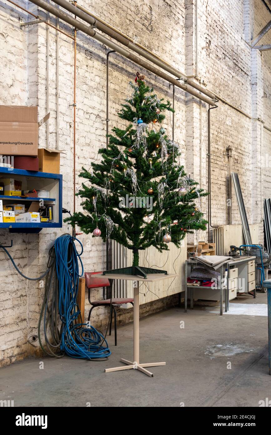 Arbre de Noël décoré dans un atelier Banque D'Images