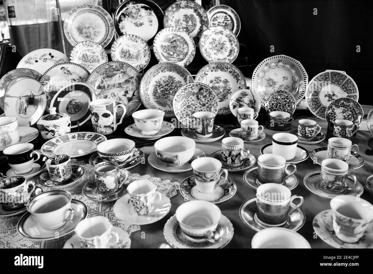 Sao Paulo / Sao Paulo / Brésil - 08 19 2018: Grand groupe de tasses et d'assiettes élégantes avec texture vive exposées à une table. [Noir et blanc] Banque D'Images