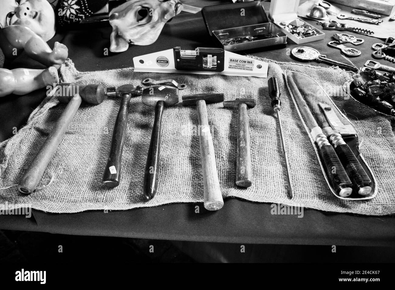 Sao Paulo / SP / Brasil - 01 03 18: Différents types d'outils comme le marteau pour les ongles, le gavage, le couteau, le tournevis et d'autres choses comme la poupée, les masques Banque D'Images