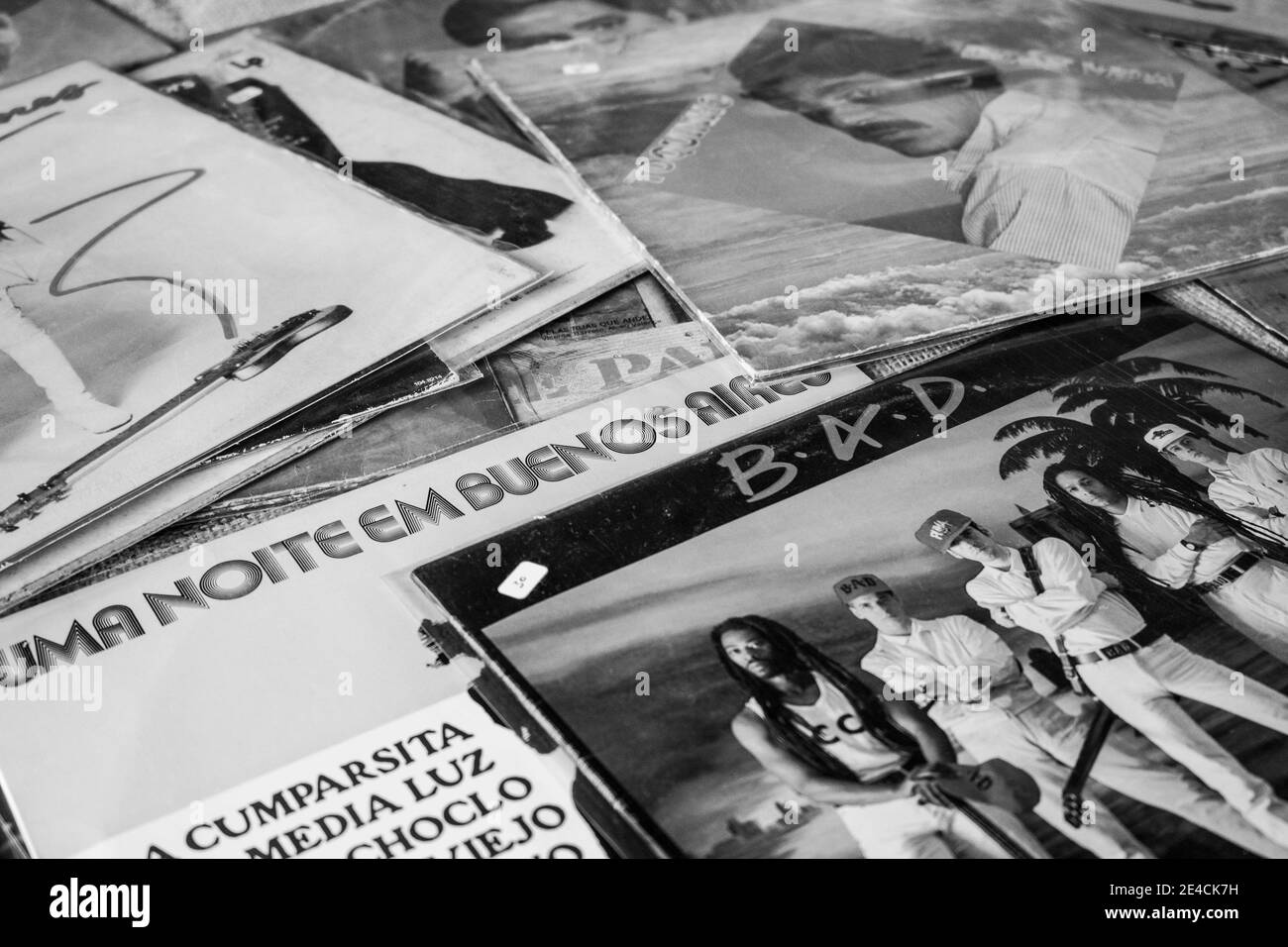 Sao Paulo / SP / Brésil - 12 10 18: Groupe de disques multiples vendant et affiché à acheter. La couverture du disque est vieille école, vintage. [NOIR ET BLANC] Banque D'Images