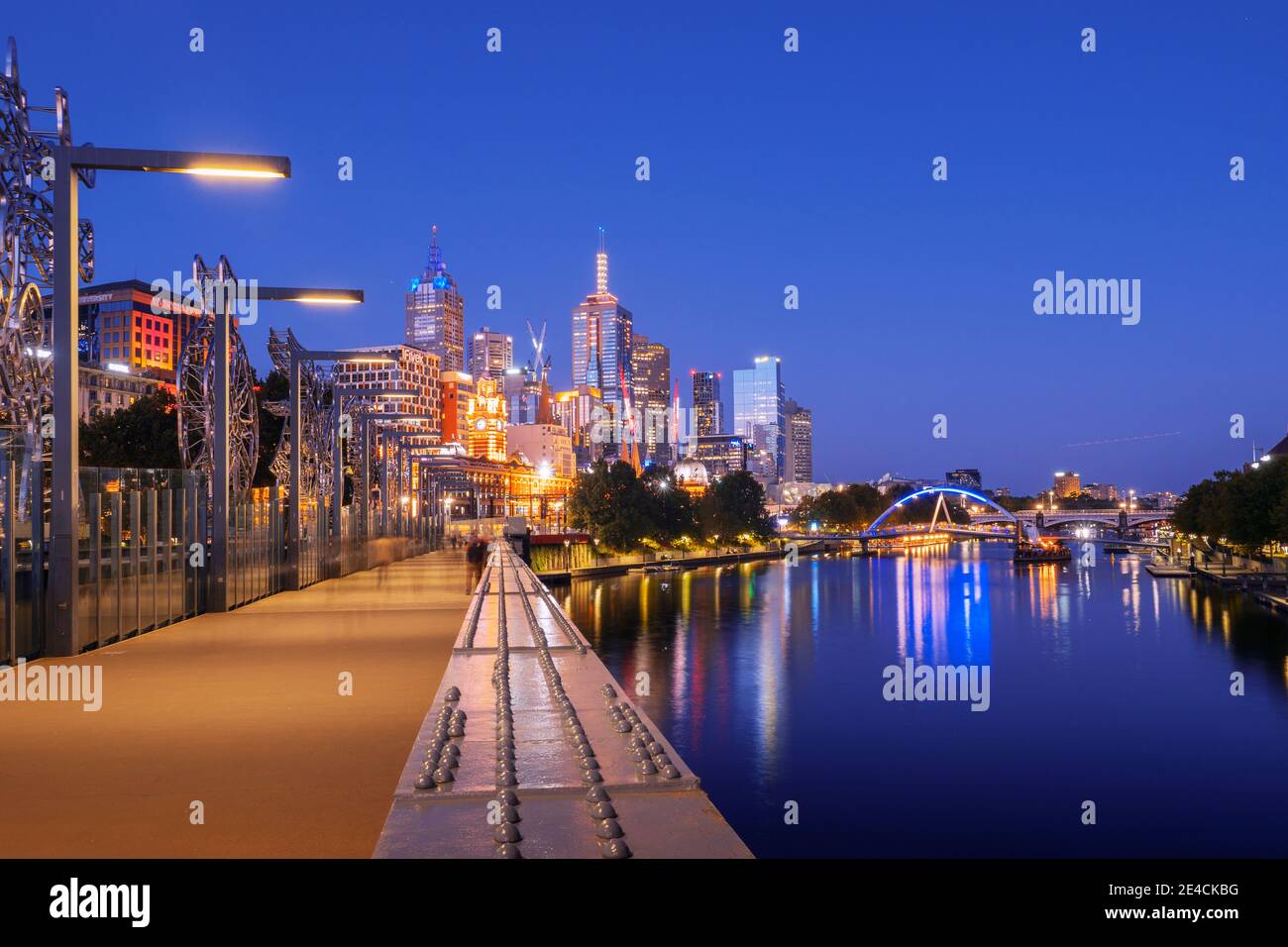 Centre-ville de Melbourne avec le fleuve Yarra à l'heure bleue Banque D'Images