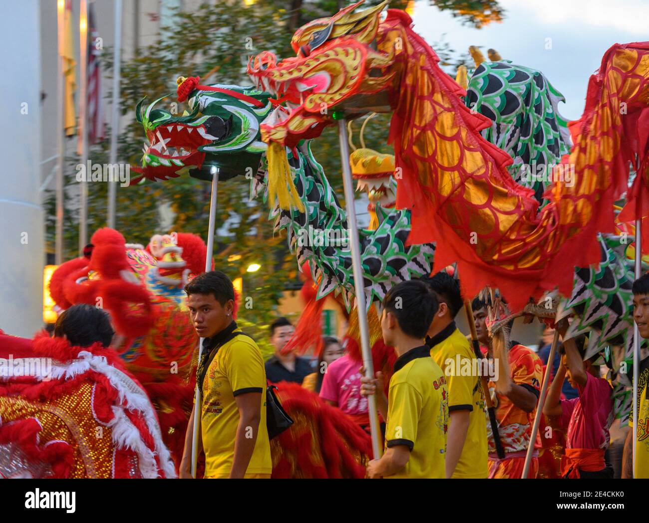 Des têtes de dragon colorées dans le défilé du nouvel an chinois à Kuching, en Malaisie Banque D'Images