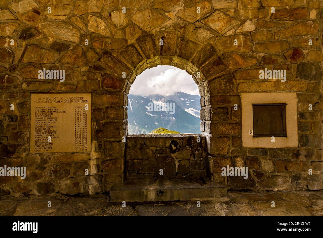 Panneau commémoratif à Fuscher Törl pour les morts qui ont perdu la vie pendant les travaux de construction, monument, Grossglockner High Alpine Road, Parc national Hohe Tauern, État de Salzbourg, Carinthie, Autriche, Europe Banque D'Images