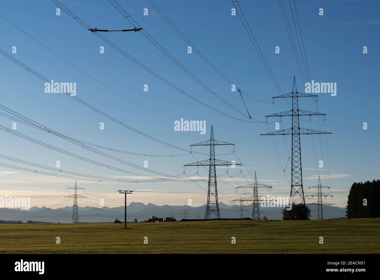 Europe, Allemagne, Bavière, Allgäu, Allgäu Alpes, ligne électrique, lignes électriques, haute tension, électricité, énergie, ligne, mât Banque D'Images