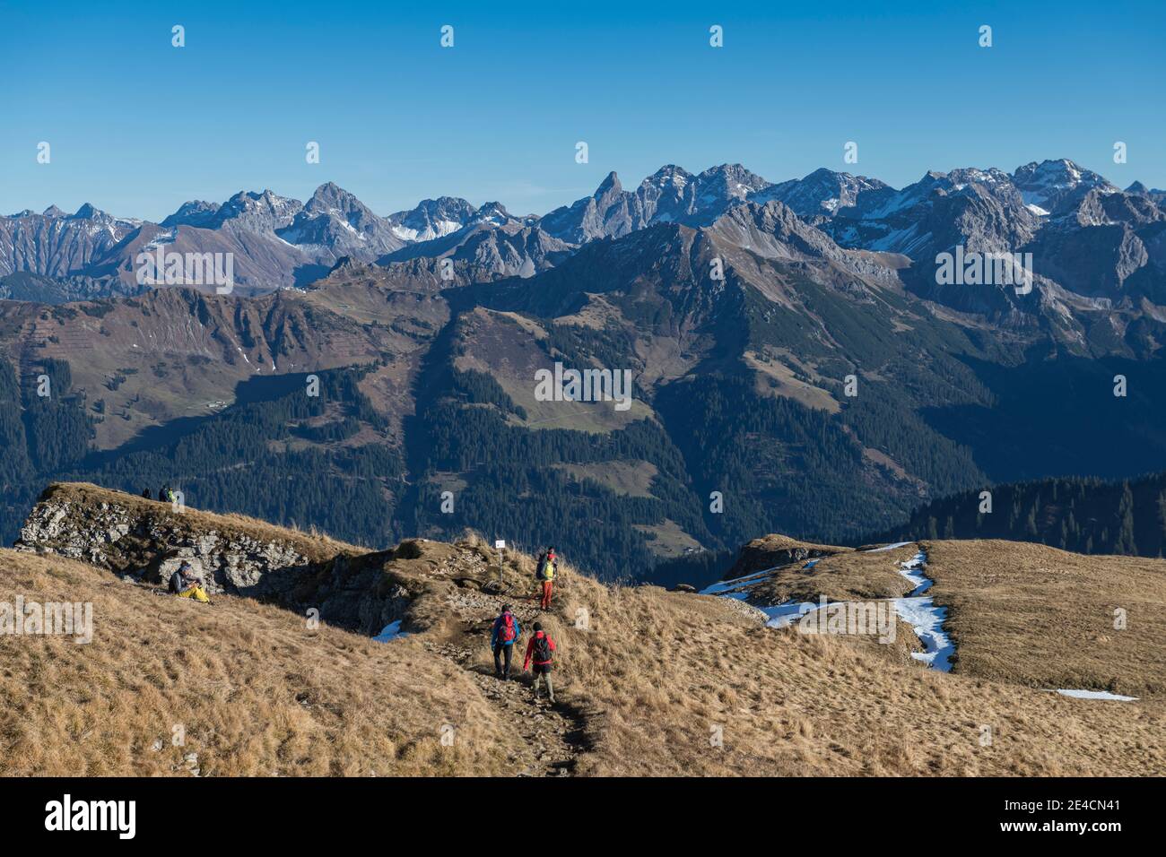 Europe, Autriche, Vorarlberg, Kleinwalsertal, randonneurs descendant de Hohen IFEN avec une vue sur les Alpes Allgäu, Kanzelwand, Hammerspitze, Hochgehrenspitze, Schüsser, Trettachspitze, Mädelegabel, Hochfrottspitze, Bockkarkopf, Wilder Mann, Hohhes Banque D'Images