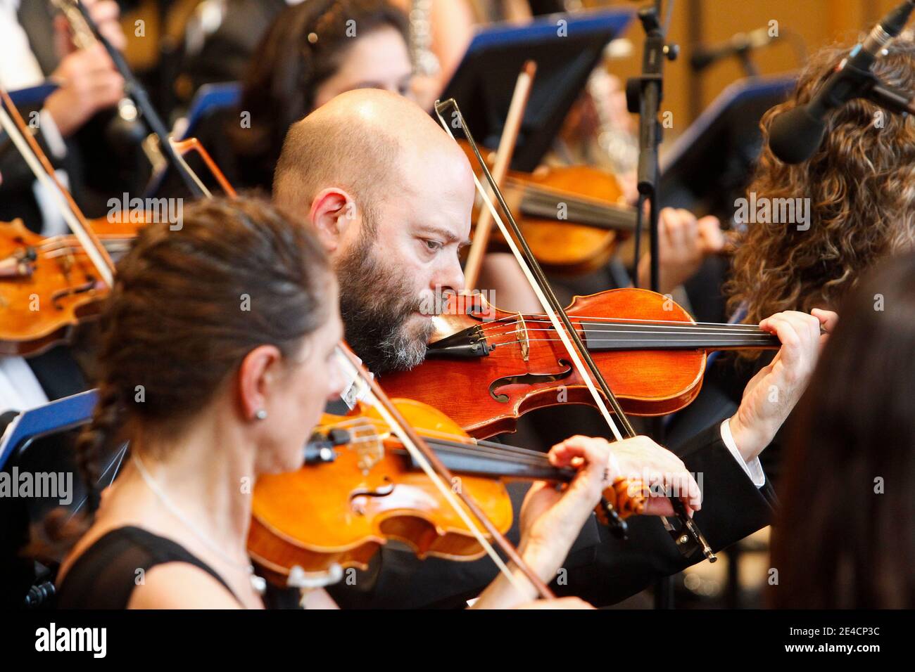 Coruna, Espagne. Musiciens jouant du violon lors d'un concert de l'Orchestre symphonique de Galice le 17 août 2019 Banque D'Images