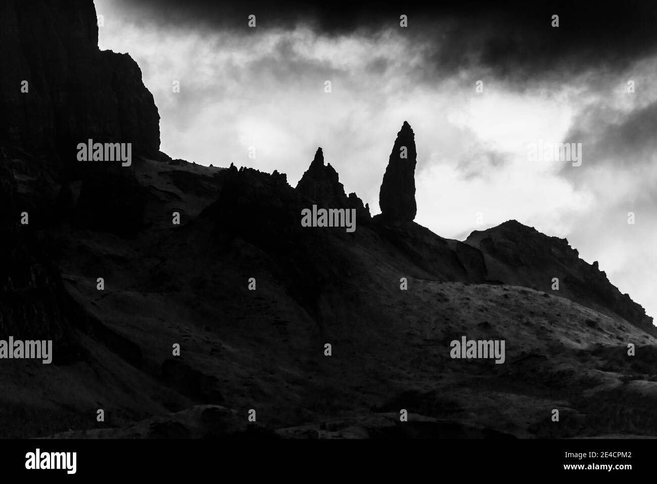 Grande-Bretagne, Écosse, Hébrides intérieures, Île de Skye, Trotternish, Vieux-Homme de Storr par jour nuageux Banque D'Images