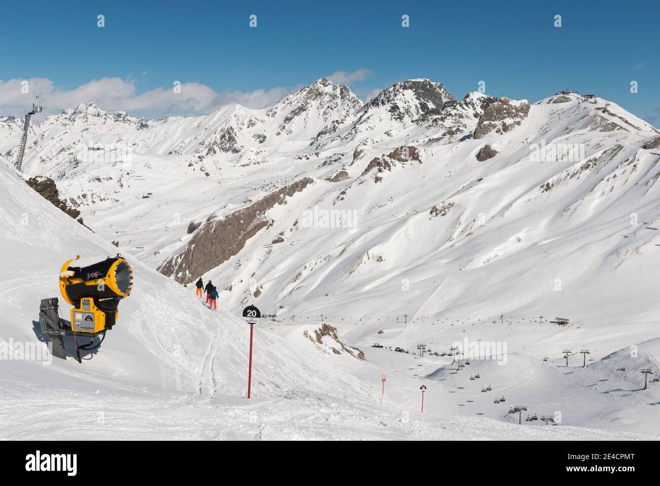Europe, Autriche, Tyrol, Ischgl, domaine skiable de Palinkopf avec vue sur  Idalp, Lange Wand, Greitspitz, canon à neige, enneigement Photo Stock -  Alamy