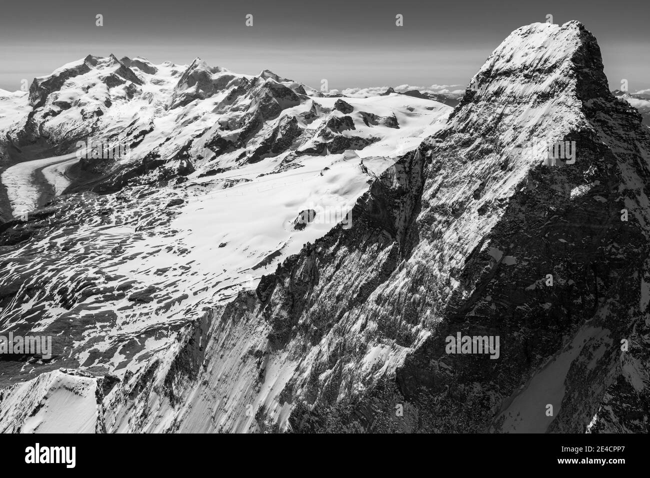 Italie, Piémont, Suisse, canton Valais, Zermatt, Cervin face nord avec Hörnligrat et Zmuttgrat, en arrière-plan Monte Rosa, Liskamm, Castor, Polux, Breithorn et Kleinmatterhorn Banque D'Images