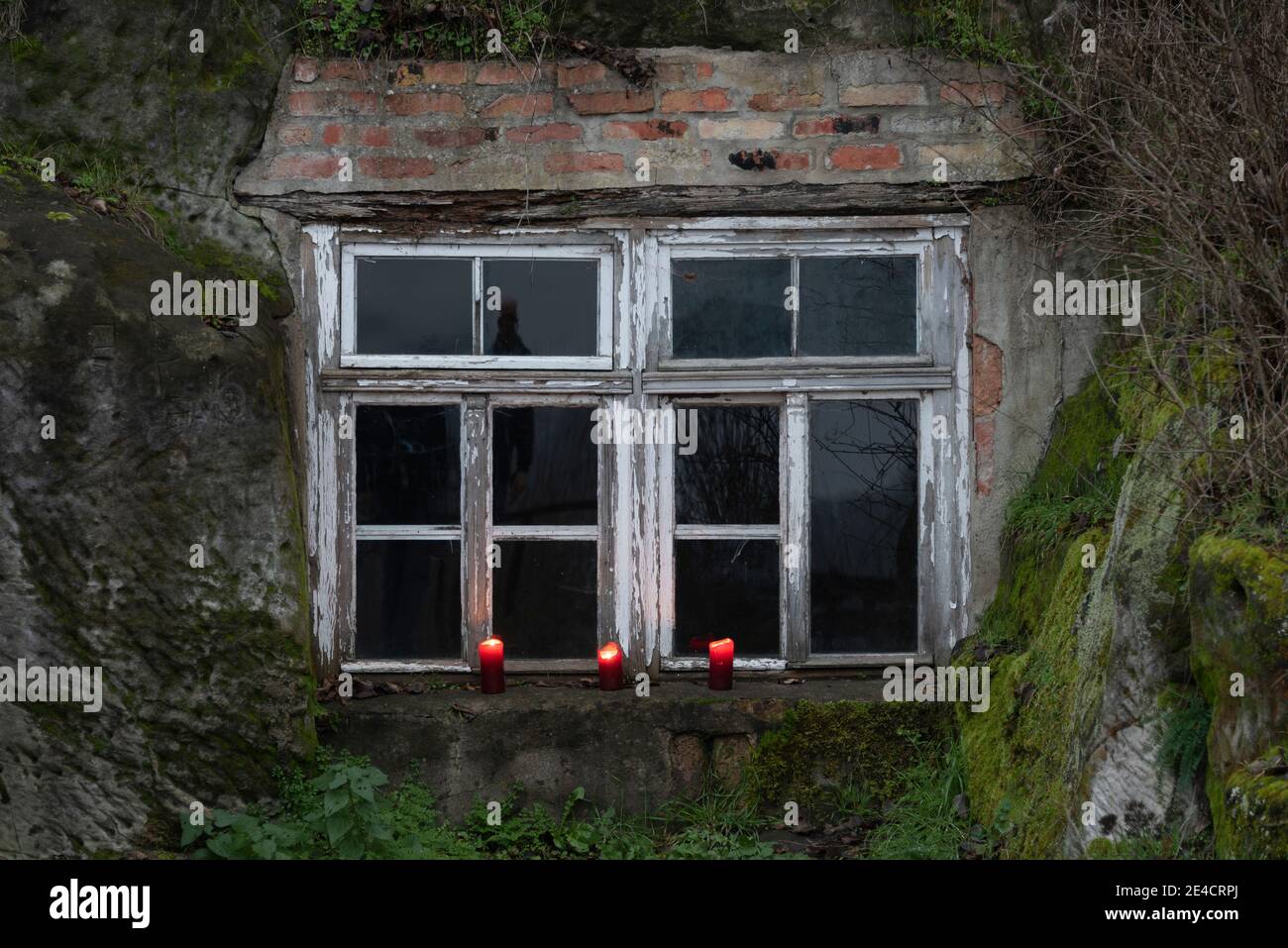 Allemagne, Saxe-Anhalt, Langenstein, fenêtre d'une grotte, sculptée en grès en 1855 par les familles des ouvriers agricoles, les maisons en pierre rappellent le Shire des BEST-sellers « le Seigneur des anneaux » et « le Hobbit » de l'écrivain britannique JRR Tolkien. Banque D'Images