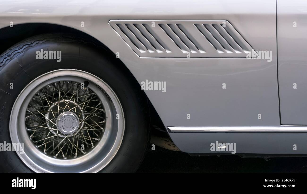 Fentes de ventilation d'une Ferrari 330 GT 2 + 2 (1964–1967) à Munich. Conçu par Sergio Pininfarina Banque D'Images