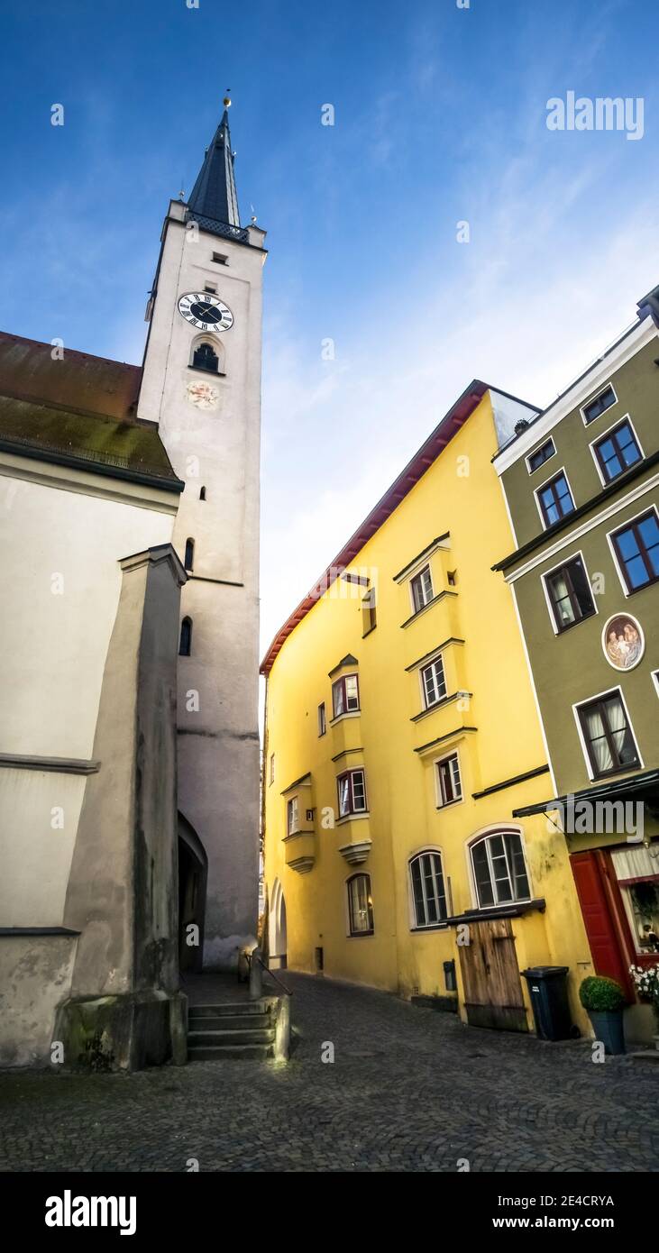 Frauenkirche à Wasserburg en automne. L'église a été construite vers 1385 dans le style gothique ancien. La tour de l'église a été considérablement augmentée en 1502/03 par le maître-bâtisseur Wolfgang Wiser de Wasserburg. Banque D'Images