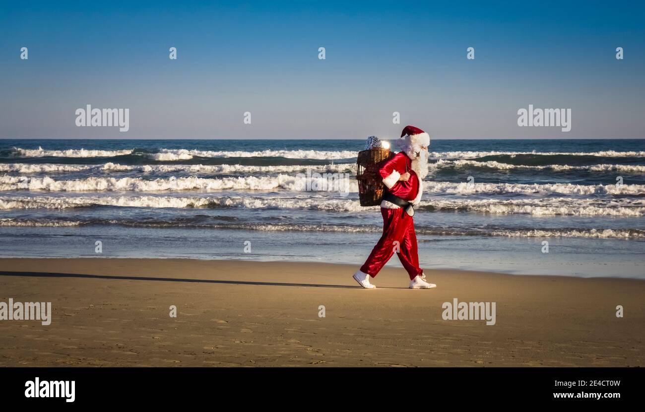 Courir le Père Noël sur la plage de Gruissan Banque D'Images